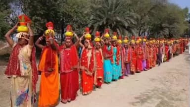 खोदावंदपुर: दौलतपुर ब्रहमस्थान परिसर में अष्टयाम् महायज्ञ के लिए गाजे-बाजे के साथ निकाली गयी कलश शोभायात्रा