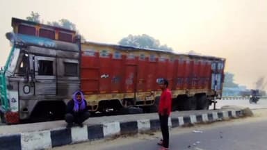 बांसगांव: महाबीर छपरा में ट्रक अनियंत्रित होकर डिवाइडर से टकराया, दूसरे वाहन के ओवरटेक के दौरान हुआ हादसा, ड्राइवर सुरक्षित