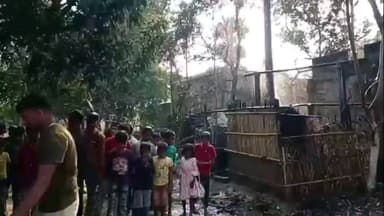 बलिया: बड़ी बलिया उत्तरी वार्ड 4 में रूबी देवी और रूमा देवी के घर में अचानक लगी आग