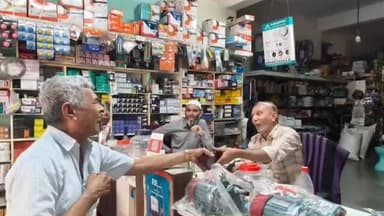 ઉમરાળા: ઉમરાળાના વેપારીએ માનવતા મહેકાવી , આધેડને ભૂલી ગયેલું પર્સ પરત કર્યું