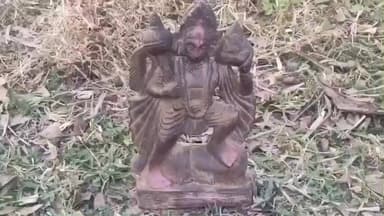 হুড়া: পুকুর সংস্কার করতে গিয়ে চাকলতা গ্রামে প্রাচীন পাথরের মূর্তি উদ্ধার