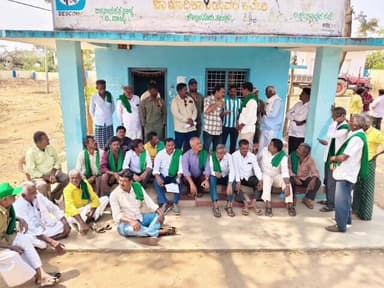 ಗೌರಿಬಿದನೂರು: ರೈತ ಸಂಘ ಮತ್ತು ಹಸಿರು ಸೇನೆ ವತಿಯಿಂದ ಅಸಮರ್ಪಕ ವಿದ್ಯುತ್ ಪೂರೈಸುತ್ತಿರುವುದನ್ನು ವಿರೋಧಿಸಿ ಡಿ ಪಾಳ್ಯ ಬೆಸ್ಕಾಂ ಕಚೇರಿ ಎದುರು ಪ್ರತಿಭಟನೆ