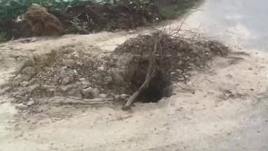 ताखा: ताखा क्षेत्र के रामपुर गांव के पास बीच सड़क पर बना गड्डा दे रहा है हादसों को न्यौता