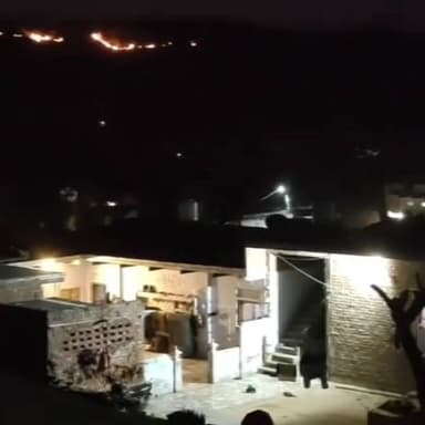 नीमराना: सोड़ावास के पास कांकरा पहाड़ी में भीषण आग, लपटें रिहायशी इलाकों तक पहुंची