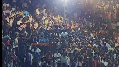 காட்பாடி: வேலூர் பலாற்றில் மயான கொள்ளை திருவிழா வெகு விமர்சையாக நடைபெற்றது விருத்தம்பட்டு கழிஞ்சுர் மோட்டூர் ஆகிய பகுதியில்இருந்து பிரமாண்ட தேர்கள் ஊர்வலம் ஆயிரகணக்கான பக்தர்கள் பங்கேற்பு