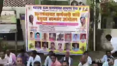 लाखनी: लाखनी पंचायत समितीवर ग्रामपंचायत कर्मचाऱ्यांचे धरणे आंदोलन; थकीत मानधनासाठी काम बंदचा एल्गार