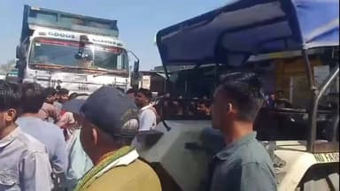 बेगमगंज: बेगमगंज में हम्मालों की हड़ताल से नाराज़ किसानों ने सागर-भोपाल मार्ग पर किया चक्काजाम, प्रशासन ने खुलवाया