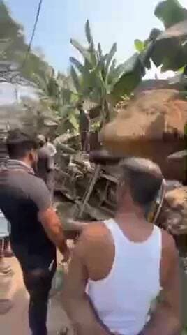 বারাসত ২: বঙ্কুর মোড়ে মোটরবাইক আরোহীকে বাঁচাতে গিয়ে কাঠ বোঝাই ম্যাক্স বোলেরো গাড়ি উল্টে নয়নজলিতে,জখম 2