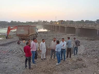 सारंगपुर: काली सिंध नदी पर बन रहे पुल का नप अध्यक्ष व विधायक प्रतिनिधि ने किया निरीक्षण