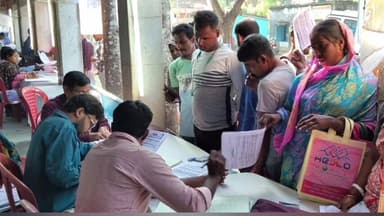 জয়নগর ২: লক্ষীর ভান্ডার যুবসাথী কৃষক বন্ধু ফরম ফিলাপ সহযোগিতায় তৃণমূল কংগ্রেসের কর্মী সমর্থকরা