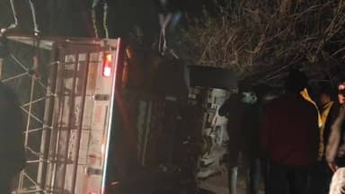 रंका: रंका NH-343 पर अनियंत्रित पिकअप पलटी, महिला गंभीर रूप से घायल, समाजसेवी नसीम अंसारी ने पहुंचाया अस्पताल