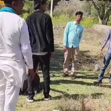 राजगढ़: गोठ गांव में सड़क पार करते समय भैंस को वाहन ने मारी टक्कर, रेस्क्यू कर इलाज के लिए ले जाया गया