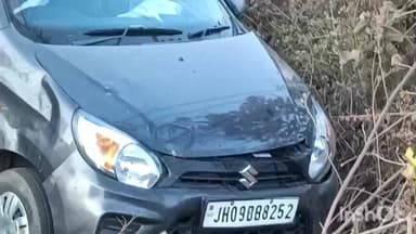 चन्द्रपुरा: नर्रा मेन रोड पर टीना घर के पास आल्टो गाड़ी गड्ढे में गिरी, सवार लोग बाल-बाल बचे