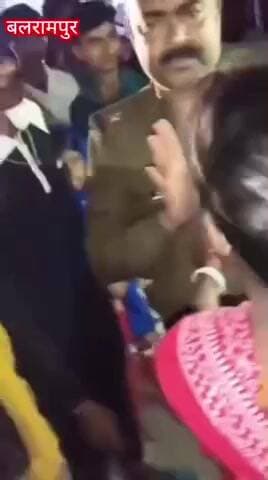 अमदाबाद: पुलिसकर्मी और महिला के बीच नोकझोंक व धक्का-मुक्की का वायरल वीडियो।