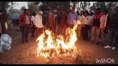 नोआमुंडी: सड़क निर्माण की मांग को लेकर ग्रामीण विकास मंत्री का पुतला दहन