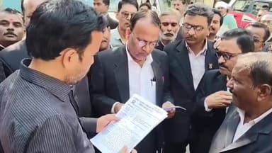 शिवपुरी में अधिवक्ता की हत्या के विरोध में लवकुशनगर में वकीलों का प्रदर्शन, 'अधिवक्ता सुरक्षा अधिनियम' लागू करने की मांग