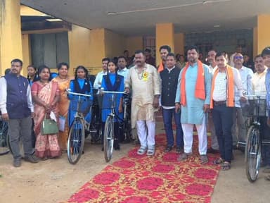 केशकाल: शासकीय उच्चतर माध्यमिक विद्यालय अरंडी में विधायक नीलकंठ टेकाम ने छात्रों को नि:शुल्क साइकिल का वितरण किया