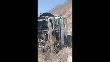 देवसर: सिंगरौली: NH-39 पर बड़ा हादसा टला, अनियंत्रित ट्रक सड़क किनारे पलटा, चालक सुरक्षित