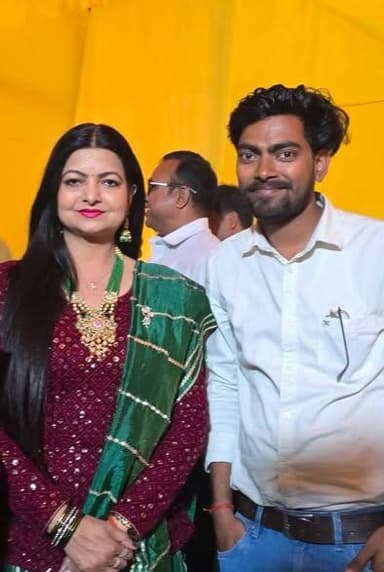 कभी राम बनके, कभी श्याम बनके" प्रसिद्ध भजन लोकप्रिय भजन गायिका तृप्ति शाक्य के साथ मटेश्वर महोत्सव में ली गई तस्वीर।
बा...