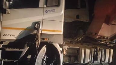 पिंडवाड़ा: अजारी के पास ब्रेक फेल होने से दो ट्रेलरों की हुई टक्कर, हादसे में दोनों ट्रेलर चालक बाल-बाल बचें