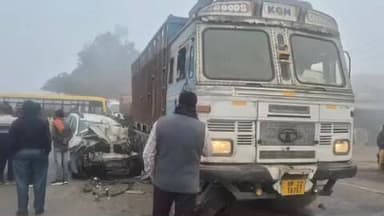 फरीदपुर: सिंधौली चौराहे पर भीषण सड़क हादसा, कार सवार गंभीर रूप से घायल