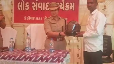 સાગબારા: નર્મદા પોલીસ એસપી દ્વારા હેલ્મેટનો વિતરણ કર્યો અને વાહન ચાલકોને ટ્રાફિક ના નિયમોનું પાલન સમજાવવાનો કાર્યક્રમ યોજાયો