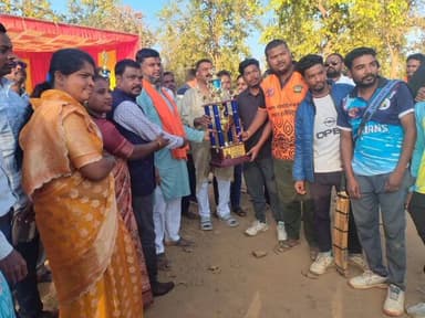 केशकाल: ग्राम तेंदूभाटा अरंडी में आयोजित टेनिस बॉल क्रिकेट प्रतियोगिता का समापन, मुख्य अतिथि रहे विधायक नीलकंठ टेकाम