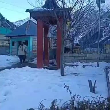 सांगला: ऊँचाई वाले ग्रामीण क्षेत्रों में अभी भी जमी हुई बर्फ, ठंड के कारण पानी हो रहा है जाम