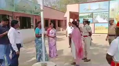 ராசிபுரம்: வெண்ணந்தூர் ஊராட்சி ஒன்றிய துவக்கப்பள்ளியில் வாக்குச்சாவடி மையத்தை மாவட்ட ஆட்சியர் ஆய்வு செய்தார்