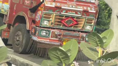 મહેમદાવાદ: વાત્રક નદીના જોખમી પુલ પર જોખમી સવારી, તંત્રએ મુકેલા ડ્રમ ખસેડીને કાયદાના લીરેલીરા ઉડાડતાં વાહનચાલકો.