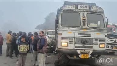 मीरगंज: ट्रक ने कार को रौंदा, शुगर मिल से गन्ना डालकर लौट रहा था ट्रक, टक्कर इतनी जबरदस्त थी कि कार क्षतिग्रस्त हो गई