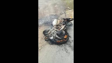 ગરબાડા: દાહોદ જિલ્લાના ગરબાડાના નવાફળિયા ગામે બાઇકમાં લાગી આગ