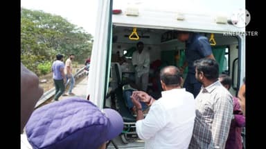 చిట్యాల: గుండ్రంపల్లి వద్ద జరిగిన ద్విచక్ర వాహన ప్రమాదాన్ని గమనించిన రోడ్లు,భవనాలు సినిమాటోగ్రపీ మంత్రి కోమటిరెడ్డి వెంకటరెడ్డి