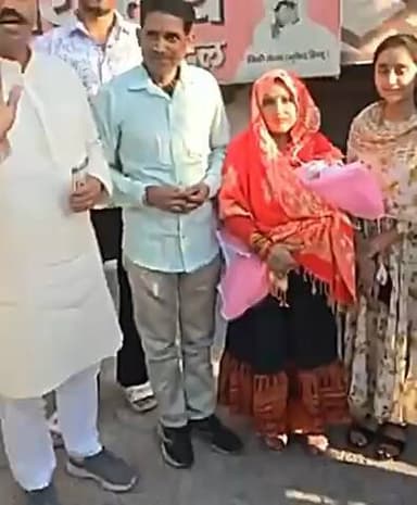 #यूपी – #गाजियाबाद में हिंदू रक्षा दल अध्यक्ष भूपेंद्र उर्फ पिंकी चौधरी ने चौथा बच्चा पैदा करने वाले हिन्दू दंपति को 21 हजार रुपए भेंट किए