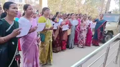 সৰুপথাৰ: যুৱতীক অশালীন মন্তব্য কৰি গ্ৰেপ্তাৰ হোৱা গোলাপ গগৈৰ কঠোৰ শাস্তিৰ দাবীত সৰুপথাৰ থানাৰ সন্মুখত মহিলাৰ প্ৰতিবাদ