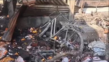 পূর্বস্থলী ১: দোলতলা এলাকায় চাঁদমালা তৈরীর কারখানায় আগুন, কয়েক লক্ষ টাকার ক্ষতি