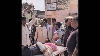 खण्डार: खंडार रामेश्वर मोड़ पर आमने-सामने भिड़ीं दो बाइक, दोनों चालक गंभीर घायल, घायलों को जिला अस्पताल किया गया रेफर