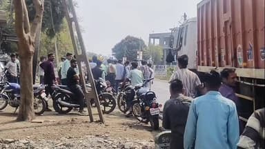 मोहन बड़ोदिया: देवकृपा ऑटो पार्ट्स के सामने सड़क पर स्कूली छात्रों की झड़प, तहसीलदार की गाड़ी का हॉर्न सुनकर भागे