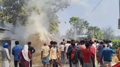 দিনহাটা ১: খড়ের গাদায় আগুন লাগার ঘটনায় নগর ভাংনী এলাকায় চাঞ্চল্য