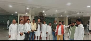 पूर्व विधानसभा प्रत्याशी नवनीत कुमार झा ने जननायक कर्पूरी ठाकुर के पुण्यतिथि पर बापू सभागार पटना पहुंचकर तैलीय चित्र पर ...