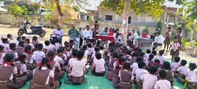 राष्ट्रीय हत्तीरोग निर्मूलन कार्यक्रमांतर्गत सार्वत्रीक औषधोपचार मोहीम मध्ये जिल्हा परिषद शाळा ताडगाव येथे विद्यार्थ्यांना हत्तीरोग आजाराबाबत माहिती देऊन गोळ्या खाऊ घालण्यात आले जिल्हा भंडारा