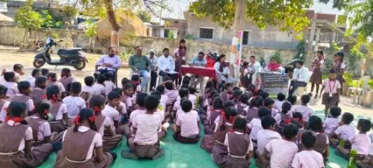 राष्ट्रीय हत्तीरोग निर्मूलन कार्यक्रमांतर्गत सार्वत्रीक औषधोपचार मोहीम मध्ये जिल्हा परिषद शाळा ताडगाव येथे विद्यार्थ्यांना हत्तीरोग आजाराबाबत माहिती देऊन गोळ्या खाऊ घालण्यात आले जिल्हा भंडारा
