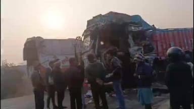 केवटी रनवे: केवटी प्रखंड स्थित दरभंगा एयरपोर्ट के पास भीषण हादसा, ट्रक को दूसरे ट्रक ने मारी टक्कर, उड़े परखच्चे