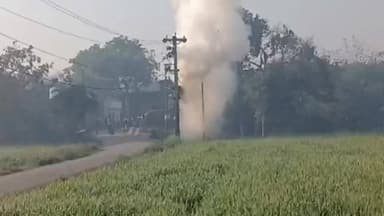 #जहानागंज के #सुहवल #छतऊर ग्राम सभा में बिजली विभाग का #ट्रांसफार्मर ब्लास्ट कर धू धू जल गया ग्राम वासियों ने बिजली विभा...