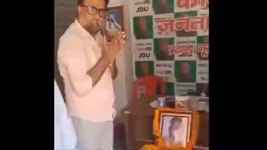 नूरसराय: नूरसराय प्रखंड कार्यालय में जननायक कर्पूरी ठाकुर की पुण्यतिथि मनाई गई