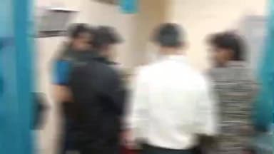 चूरू: कोतवाली क्षेत्र में 17 वर्षीय नाबालिग से घर में घुसकर मारपीट, 5 हजार रुपए व मोबाइल छीनने का आरोप