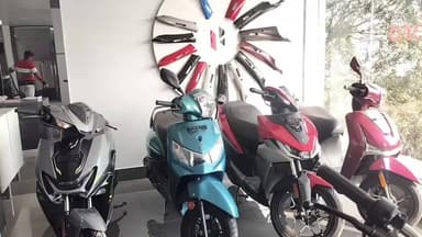 আউশগ্রাম ২: নতুন রূপে অভিরামপুরের সিনহা অটোমোবাইলস, ১ টাকায় পান স্কুটি কিংবা বাইক! সঙ্গে ফ্রি হেলমেট ও পেট্রোল