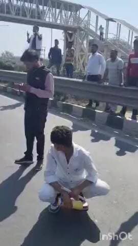 जसराना: केंद्रीय विद्यालय हजरतपुर में सीबीएसई बोर्ड परीक्षा में प्रवेश न मिलने पर छात्रों ने हाइवे पर लगाया जाम