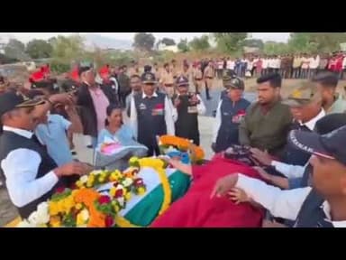 దేశ సరిహద్దుల్లో విధినిర్వహణలో అమరుడైన భర్తను కడసారి చూసేందుకు,8గం.క్రితం పుట్టిన కుమార్తెతో భార్య