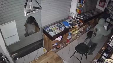 सज्जनगढ़: डूंगरा छोटा में मोबाइल दुकान में अज्ञात चोरों ने मोबाइल चोरी कर भागे, सीसीटीवी में कैद हुई चोरी की घटना